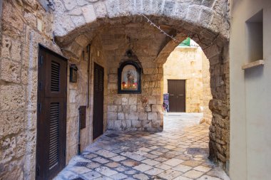 Ara sokakta. Kısrak başına polignano. Puglia. İtalya