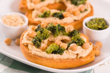 Şalgam ve humus soslu friselle..