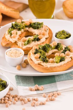 Şalgam ve humus soslu friselle..