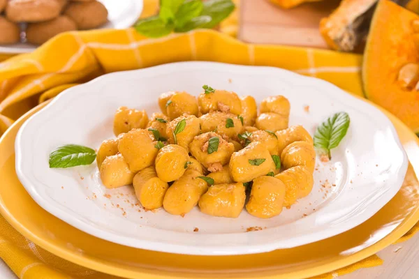 Kürbisgnocchi Mit Geriebenen Amaretti Keksen — Stockfoto