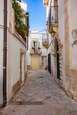 Ara sokakta. Noci. Puglia. İtalya 