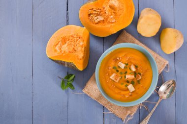 Patatesli balkabağı kremalı çorba..