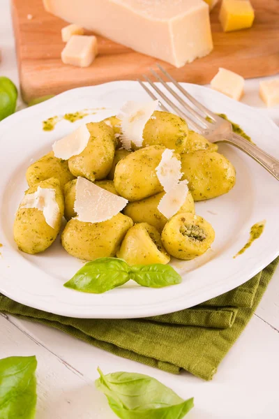 Kartoffelgnocchi Gefüllt Mit Pesto Sauce — Stockfoto