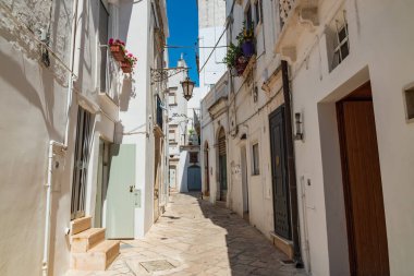 Ara sokakta. Martina Franca. Puglia. İtalya. 
