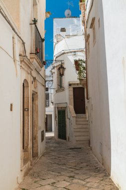 Ara sokakta. Martina Franca. Puglia. İtalya.