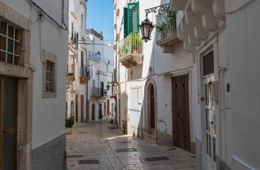 Ara sokakta. Martina Franca. Puglia. İtalya.