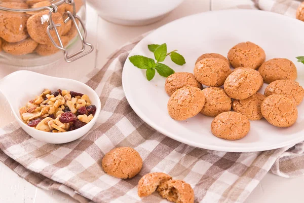 Galletas Amaretti Con Menta Plato Blanco — Foto de Stock