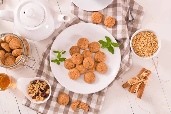 Galletas Amaretti Con Menta Plato Blanco — Foto de Stock