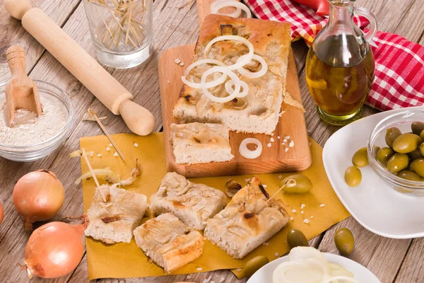 Genoese Focaccia Flatbread Ελιές Και Κρεμμύδια — Φωτογραφία Αρχείου