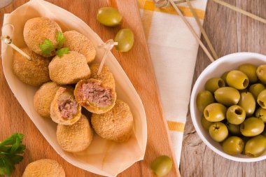 Ascoli dolgulu zeytin ve ahşap masa..