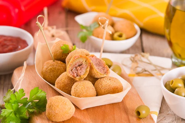 Azeitonas Recheadas Ascoli Com Carne Mesa Madeira — Fotografia de Stock