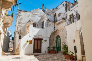 Ara sokakta. Ceglie Messapica. Puglia. İtalya. 