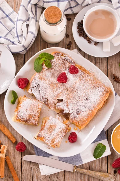 Bougatsa Grieks Bladerdeeg Met Room — Stockfoto