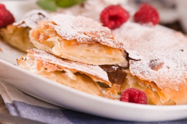 Bougatsa - Kremalı Yunan böreği.