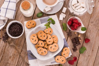 Çikolatalı Kraker Kurabiyeleri beyaz tabakta.