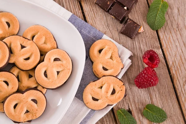 Galletas Pretzel Chocolate Plato Blanco —  Fotos de Stock