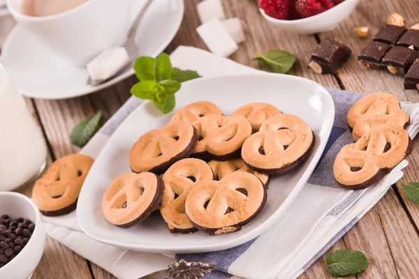 Galletas Pretzel Chocolate Plato Blanco —  Fotos de Stock