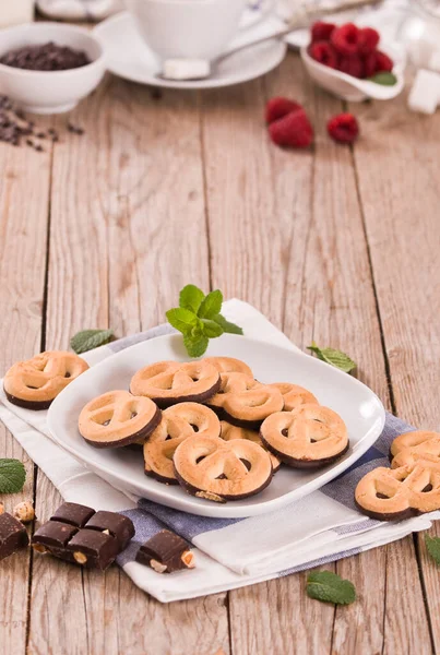 Schoko Brezel Plätzchen Auf Weißem Teller — Stockfoto