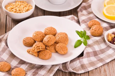 Beyaz tabakta bademli Amaretti kurabiyeleri..