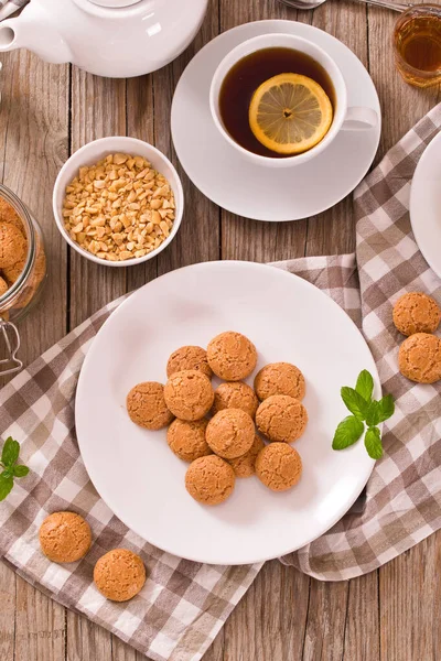 Amaretti Ciasteczka Migdałami Białym Naczyniu — Zdjęcie stockowe