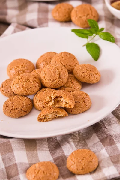 Galletas Amaretti Con Almendras Plato Blanco — Foto de Stock