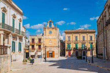 Acquaviva delle fonti 'nin saat kulesi. Puglia. İtalya.
