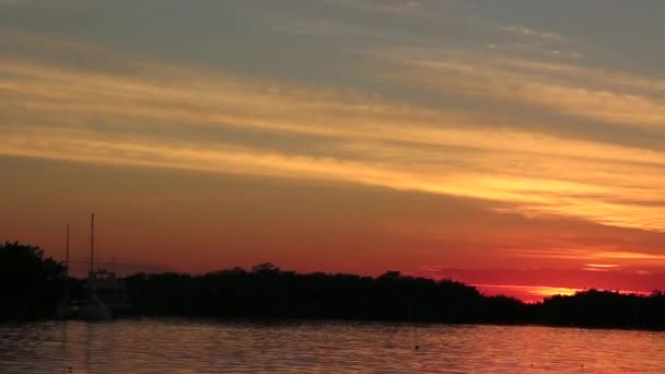 Timelapse - гарний захід сонця на пляжі з каное перетину. Флорида-Кіс. — стокове відео