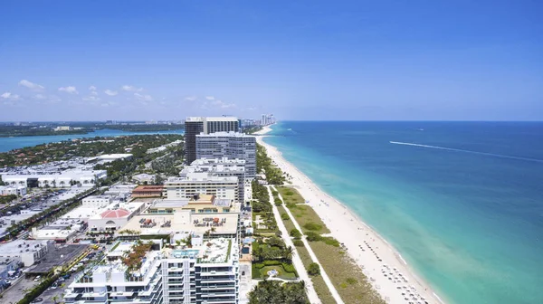 Sunny Isles Beach Miami. Residencias frente al mar . — Foto de Stock