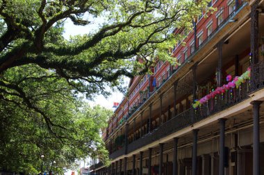 bourbon street, mimaride New orleans Fransız Mahallesi.