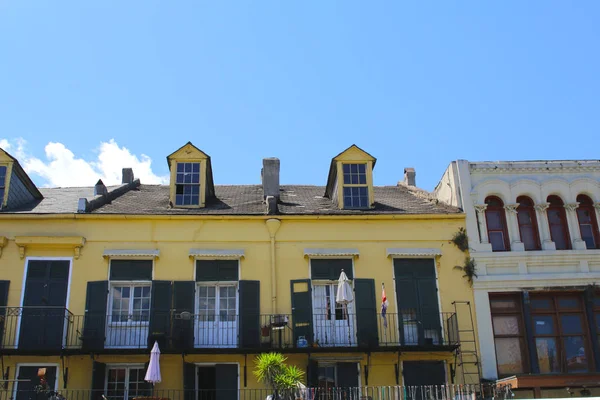 Arquitetura colorida no bairro francês de Nova Orleães — Fotografia de Stock