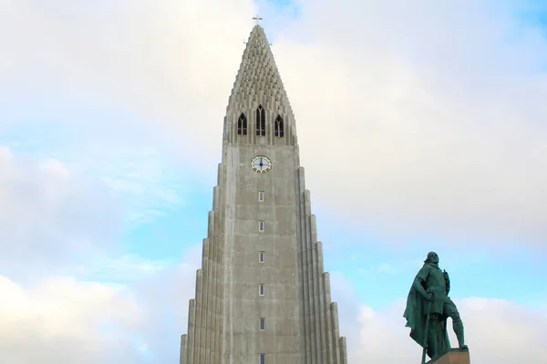 Chiesa di Hallgrimskirkja a Reykjavik, Islanda. immagine di viaggio — Foto Stock