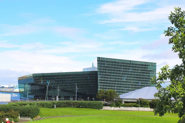 Nur redaktionelle Nutzung - Harpa-Konzerthalle in Reykjavik, Island — Stockfoto