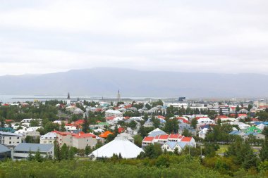 Reykjavik, İzlanda hava görünümünü liman ve manzarası mounta ile
