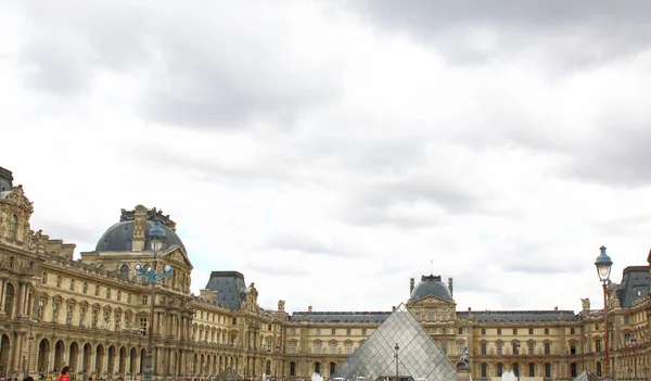 Paříž - červenec 2017: Muzeum Louvre v Paříži s architektonickými det — Stock fotografie