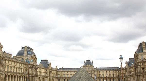 Paříž - červenec 2017: Muzeum Louvre v Paříži s architektonickými det — Stock fotografie