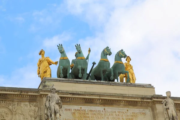 Arc de triomphe du carrousel έξω από το Μουσείο του Λούβρου στο Παρίσι, Γαλλία — Φωτογραφία Αρχείου