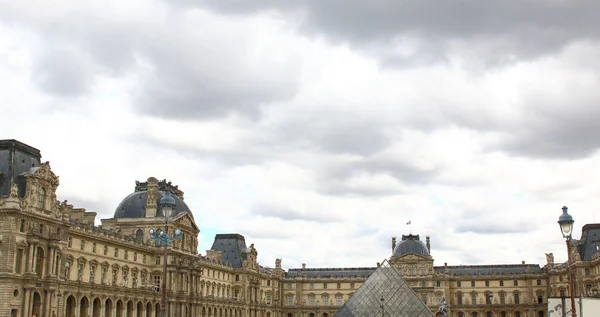 Náměstí Louvre v Paříži. — Stock fotografie