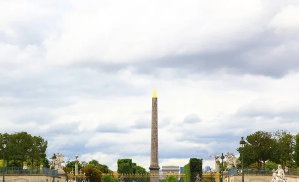 Obelisk z Luxoru a arc de l'Etoile v Paříži — Stock fotografie