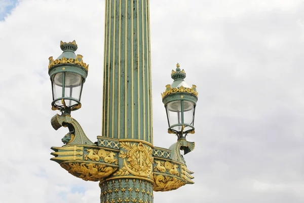 Rostral-Säule mit Laternen auf dem Place de la concorde. Paris — Stockfoto