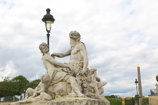 A estátua Le Tibre no Jardim das Tulherias em Paris — Fotografia de Stock