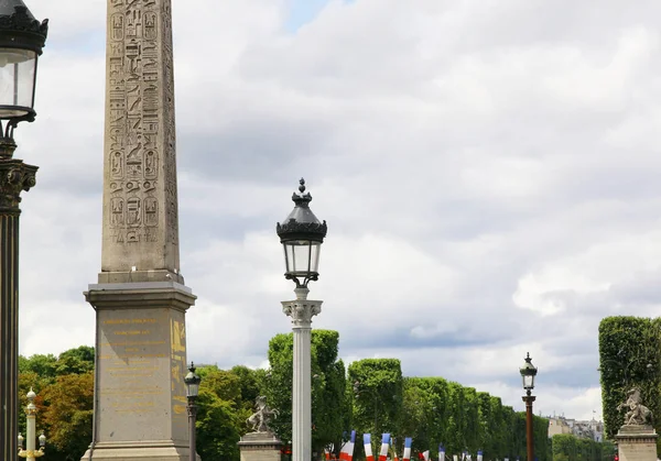 Obelisk v Luxoru a Champs Elysees v Paříži — Stock fotografie