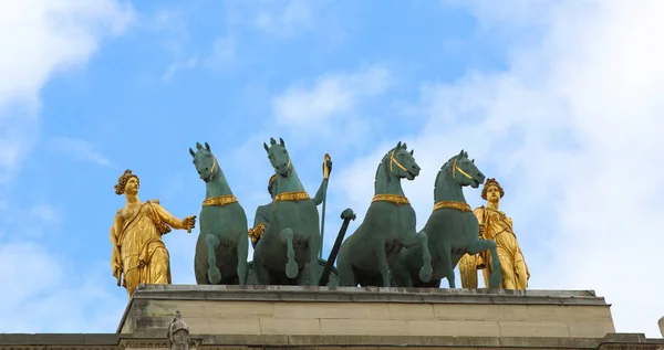 Arc de triomphe du carrousel έξω από το Μουσείο του Λούβρου στο Παρίσι, Γαλλία — Φωτογραφία Αρχείου
