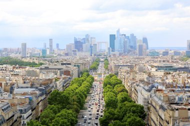 Paris, Temmuz 2017: Paris manzarası şehir La Defense distr doğru