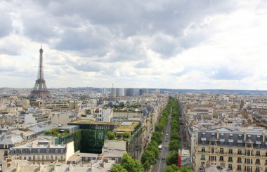 Paris, Temmuz 2017: Paris manzarası şehir Eyfel Kulesi'nden ile bir