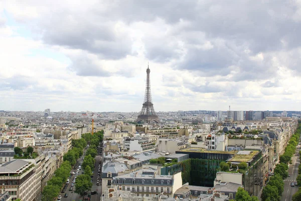 Paris, Temmuz 2017: Paris manzarası şehir Eyfel Kulesi'nden ile bir