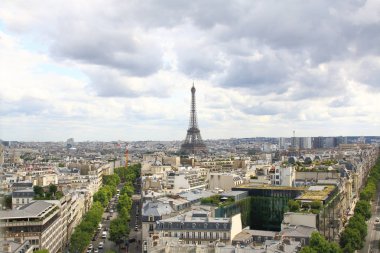 Paris, Temmuz 2017: Paris manzarası şehir Eyfel Kulesi'nden ile bir
