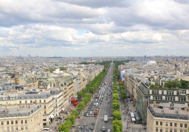 Paris, Temmuz 2017: Arc de Tri dan Champs Elysees görünümü