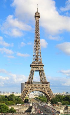 Paris, Fransa - Temmuz, 2017: Eiffel en ünlü yerlerinden 