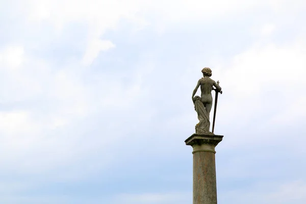 Paris, Frankrike, juli 2017: Staty i Luxembourgträdgården i Paris. — Stockfoto