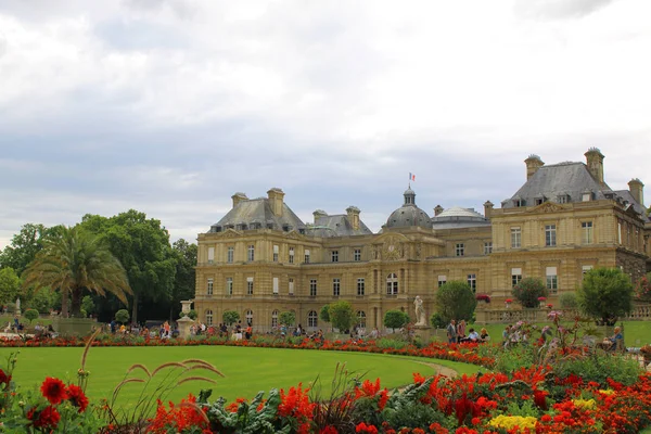 Paříž, Francie - červenec 2017: Lucemburský palác a zahrady v Pari — Stock fotografie